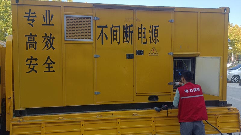 阿拉尔农场柴油发电机组和UPS电源配合使用时，如何避免切换过程中的电力中断？