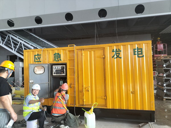 阿拉尔农场怎样判断空气滤清器是否需要更换？